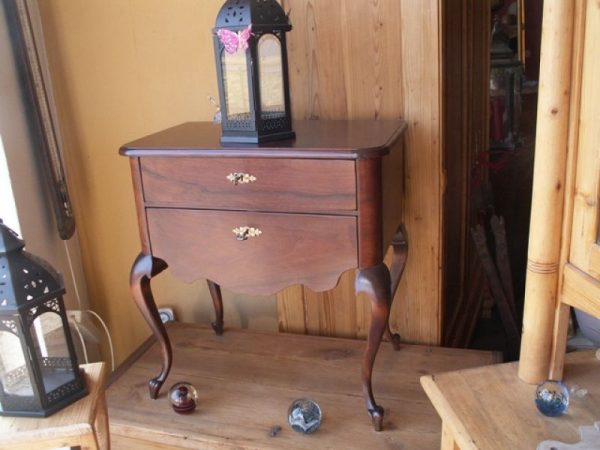 Kleines Schränkchen in Nuß furniert