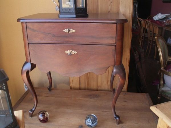 Kleines Schränkchen in Nuß furniert – Bild 3
