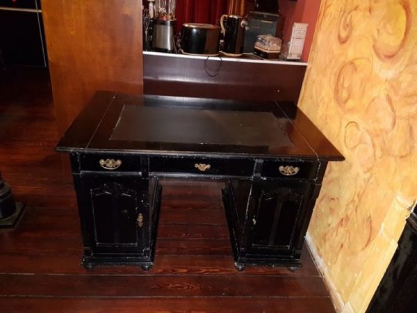 schwarzer Schreibtisch