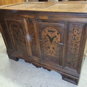 Truhe mit Brandmalerei