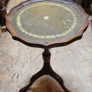 kleiner Beistelltisch mit geschweiften Rändern